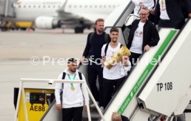 25.05.25 VfB Stuttgart Ankunft Flughafen Stuttgart aus Berlin DFB-Pokal Sieg