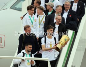 25.05.25 VfB Stuttgart Ankunft Flughafen Stuttgart aus Berlin DFB-Pokal Sieg