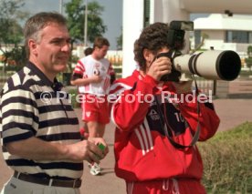 VfB Stuttgart Trainingslager Dubai 1998 li. Fotograf Herbert Rudel re. Krassimir Balakov Foto Rudel