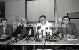 22.01.94 Pressekonferenz Oliver M&ouml;ller Hamburger SV nach Attenat in Stuttgart
