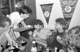 18.05.81 DFB Nationalspieler bei Hansi M&uuml;ller