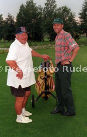 "Buffy" Ettmayer (links) und Karl Allg&ouml;wer (rechts) beim Golfen Foto Rudel