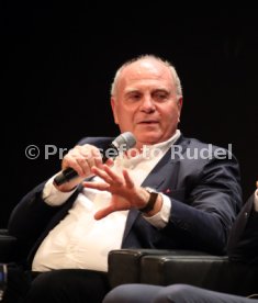 Podiumsdiskussion Stuttgart Liederhalle Wolfgang Dietrich, Mario Gomez, Uli Hoene&szlig;