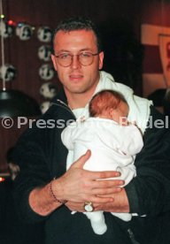 VfB Stuttgart Weihnachtsfeier mit Kindern Franz Wohlfahrt mit Tochter Foto Rudel