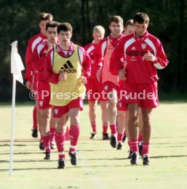 VfB Stuttgart Trainingslager Portugal v.l. Sasa Markovic, Krassimir Balakov, Sreto Ristic Foto Rudel