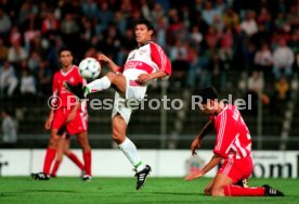 Liga-Pokal 1998 VfB Stuttgart-1.FC Kaiserslautern 3:2   li. Krassimir Balakov (Stuttgart) re. Michael Ballack (Kaiserslautern) Foto Rudel