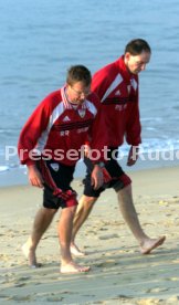 VfB Stuttgart Trainingslager Portugal 2000 li. Ralf Rangnick re. Peter Starzmann Foto Rudel
