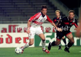 DFB-Pokal 2.Runde VfB Stuttgart-Eintracht Frankfurt 3:2 li. Fredi Bobic re. Uwe Bindewald Foto Rudel