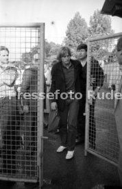 17.05.81 Ankunft DFB Nationalspieler Schlosshotel Monrepos Ludwigsburg