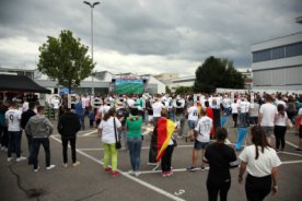 Esslingen - Public Viewing bei Auto Hahn