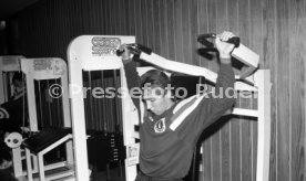 28.01.93 VfB Stuttgart Training im Kraftraum