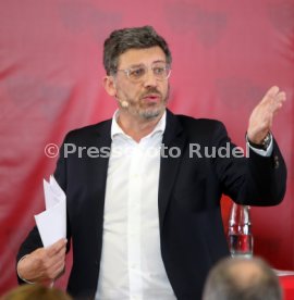VfB Stuttgart Der dunkelrote Tisch