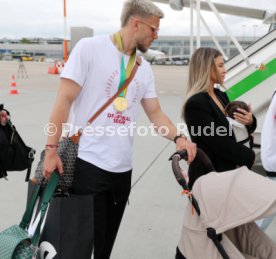 25.05.25 VfB Stuttgart Ankunft Flughafen Stuttgart aus Berlin DFB-Pokal Sieg