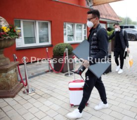 12.05.21 VfB Stuttgart Ankunft Spieler Quarant&auml;ne Trainingslager Wald-Hotel Stuttgart