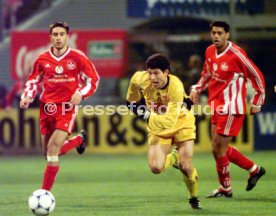 1. FC Kaiserslautern-VfB Stuttgart 1:1 v.l. Marco Reich, Krassimir Balakov, Hany Ramzy Foto Rudel