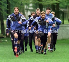 Karlsruher SC Training v.l. Guido Buchwald, Burkhard Reich, Thomas H&auml;&szlig;ler, Sean Dundee Foto Rudel