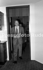 16.01.90 VfB Stuttgart PK Vorstellung Manager Hoene&szlig;