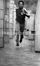 09.05.78 VfB Stuttgart Hansi M&uuml;ller Training Weinberge