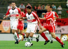 Liga-Pokal 1998 VfB Stuttgart-1.FC Kaiserslautern 3:2   v.l. Zvonimir Soldo, Krassimir Balakov, Axel Roos Foto Rudel