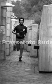 09.05.78 VfB Stuttgart Hansi M&uuml;ller Training Weinberge