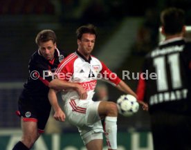 DFB-Pokal 2.Runde VfB Stuttgart-Eintracht Frankfurt 3:2  li. Uwe Bindewald re. Fredi Bobic Foto Rudel