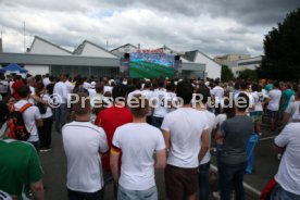 Esslingen - Public Viewing bei Auto Hahn