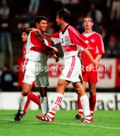 Liga-Pokal 1998 VfB Stuttgart-1.FC Kaiserslautern 3:2  li. Krassimir Balakov re. Fredi Bobic (beide Stuttgart) Foto Rudel