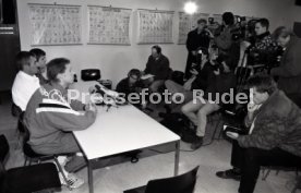 22.01.94 Pressekonferenz Oliver M&ouml;ller Hamburger SV nach Attenat in Stuttgart