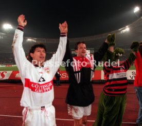 VfB Stuttgart-Karlsruher SC 3:0 v.l. Krassimir Balakov Fredi Bobic VfB-Maskottchen Fritzle Foto Rudel