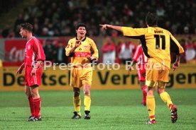 1.FC Kaiserslautern-VfB Stuttgart 1:1 v.l. Thomas Riedl, Krassimir Balakov, Fredi Bobic Foto Rudel