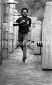 09.05.78 VfB Stuttgart Hansi M&uuml;ller Training Weinberge